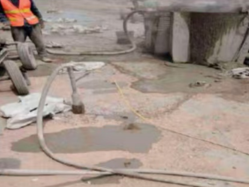 嵩县水泥混凝土路面板底注浆技术 路面脱空注浆整治方案